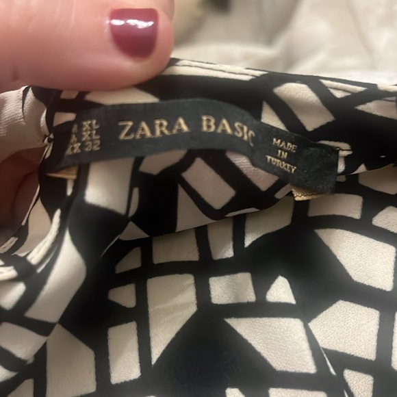 Beautiful Zara black & cream geometric top - Picture 4 of 4